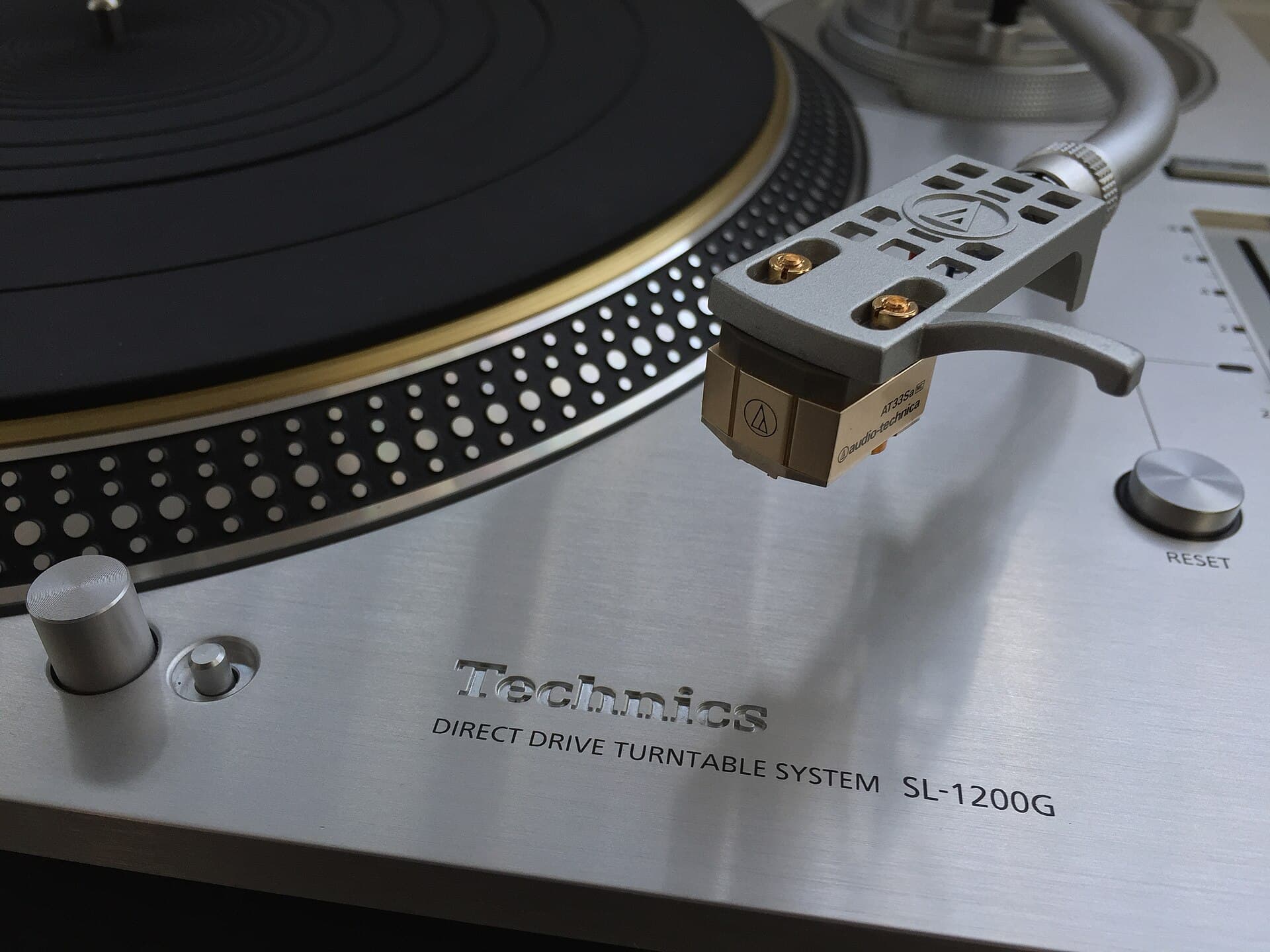 Technics SL-1200G plinth badge and platter detail